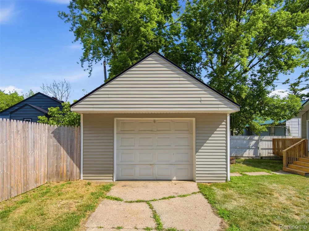 84 W End Avenue Waterford Charter Township, MI 48328