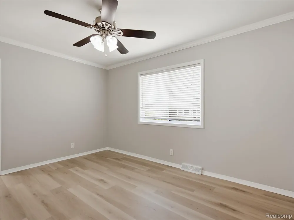 84 W End Avenue Waterford Charter Township, MI 48328