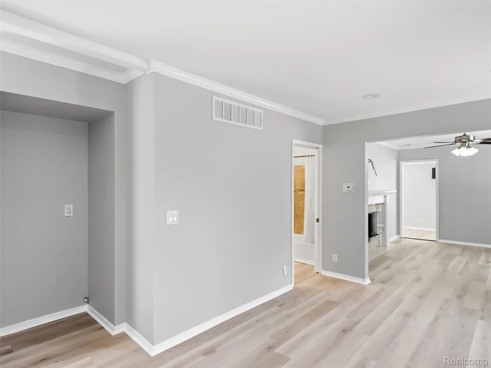 84 W End Avenue Waterford Charter Township, MI 48328