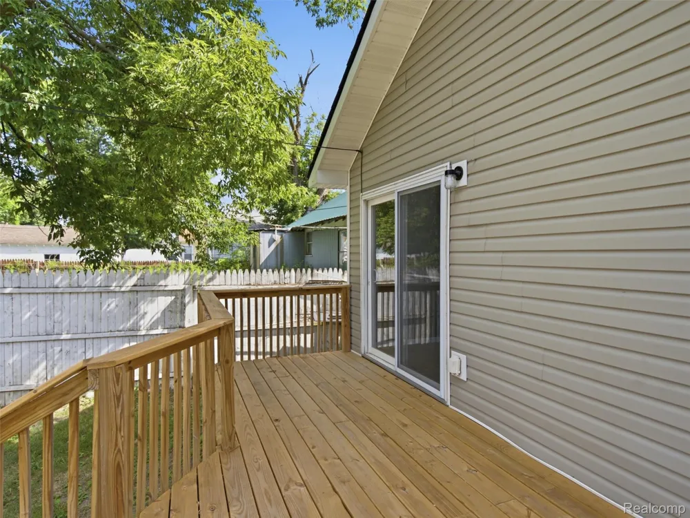 84 W End Avenue Waterford Charter Township, MI 48328