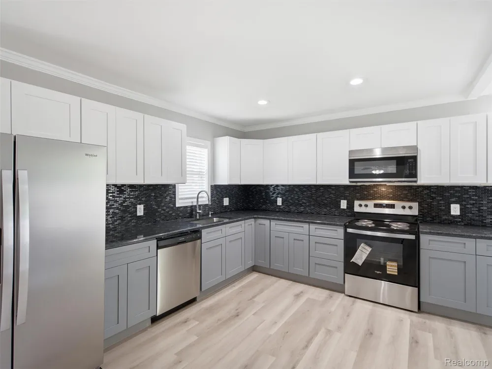 84 W End Avenue Waterford Charter Township, MI 48328