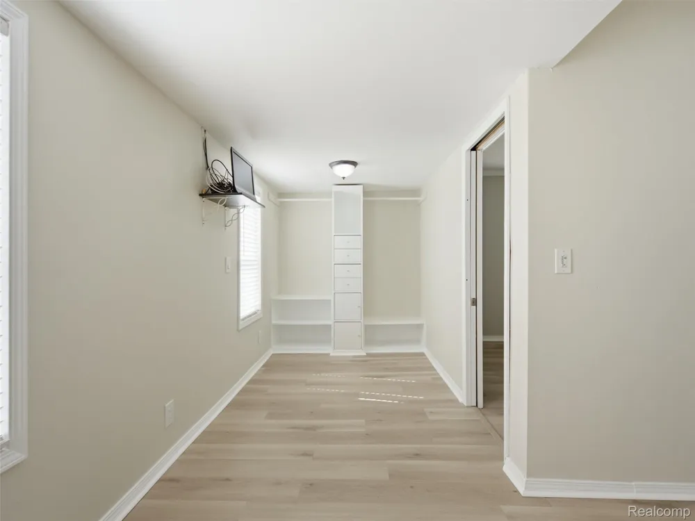84 W End Avenue Waterford Charter Township, MI 48328
