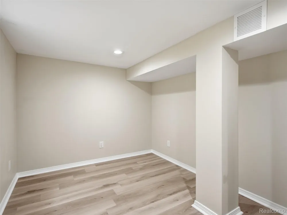 84 W End Avenue Waterford Charter Township, MI 48328