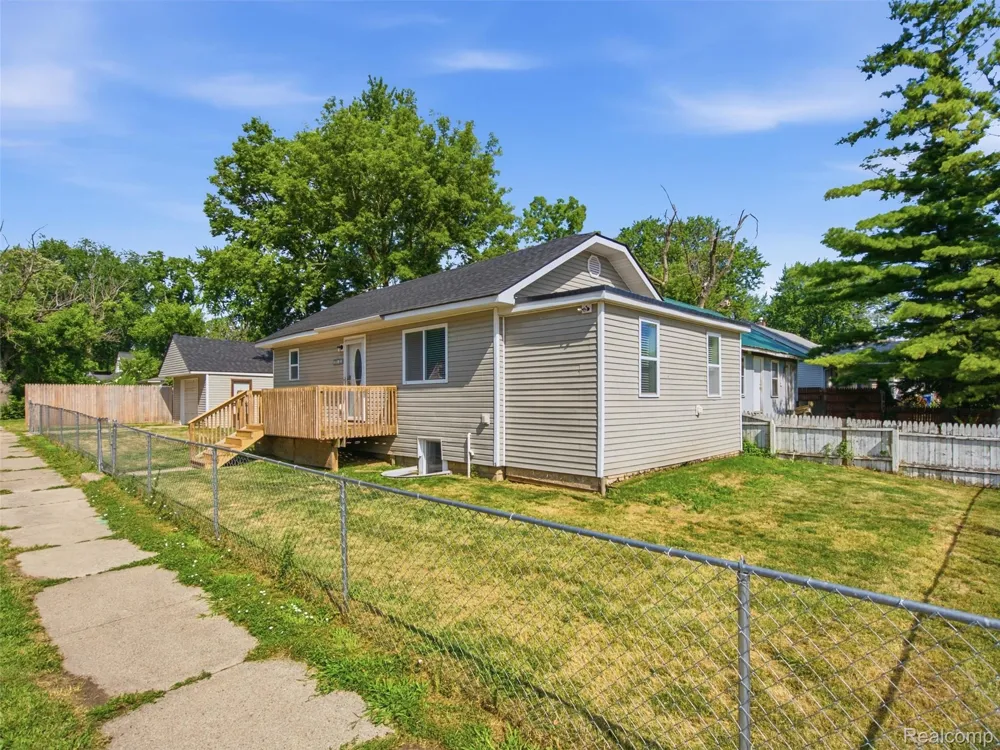84 W End Avenue Waterford Charter Township, MI 48328