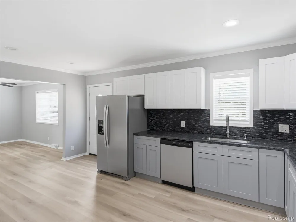 84 W End Avenue Waterford Charter Township, MI 48328