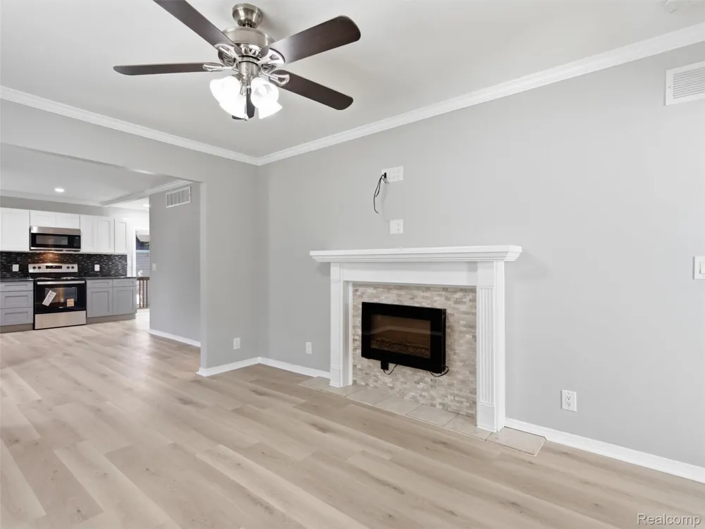 84 W End Avenue Waterford Charter Township, MI 48328