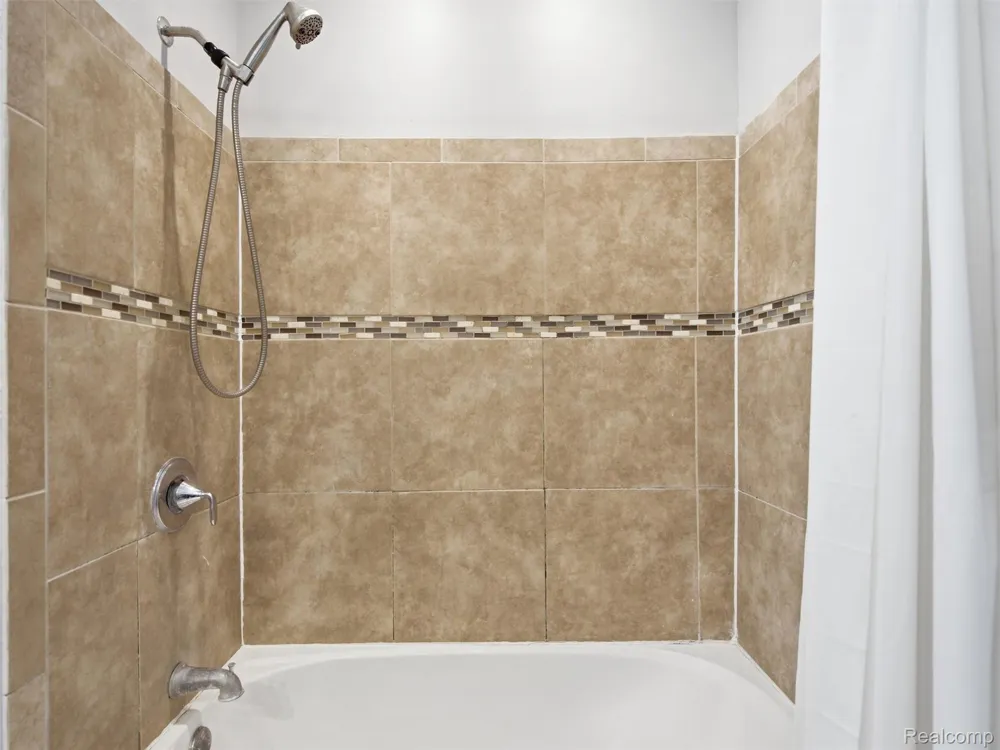 84 W End Avenue Waterford Charter Township, MI 48328