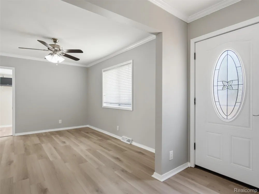 84 W End Avenue Waterford Charter Township, MI 48328