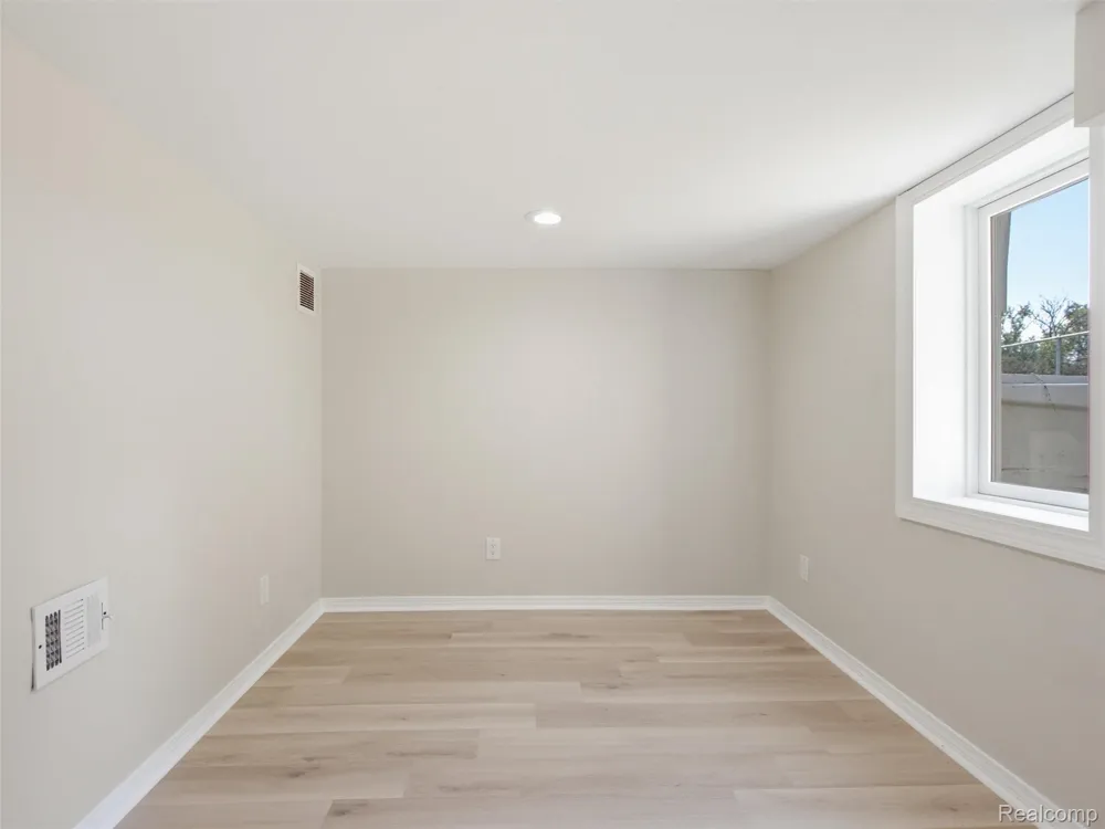 84 W End Avenue Waterford Charter Township, MI 48328