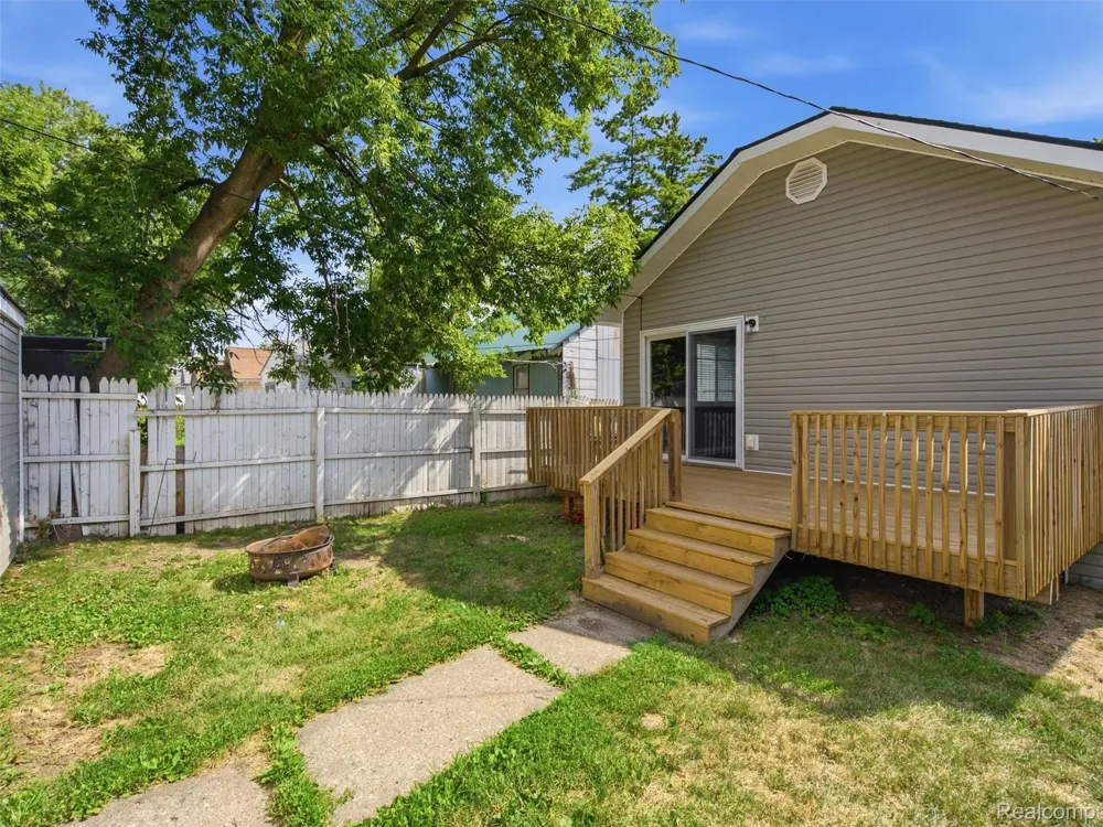 84 W End Avenue Waterford Charter Township, MI 48328