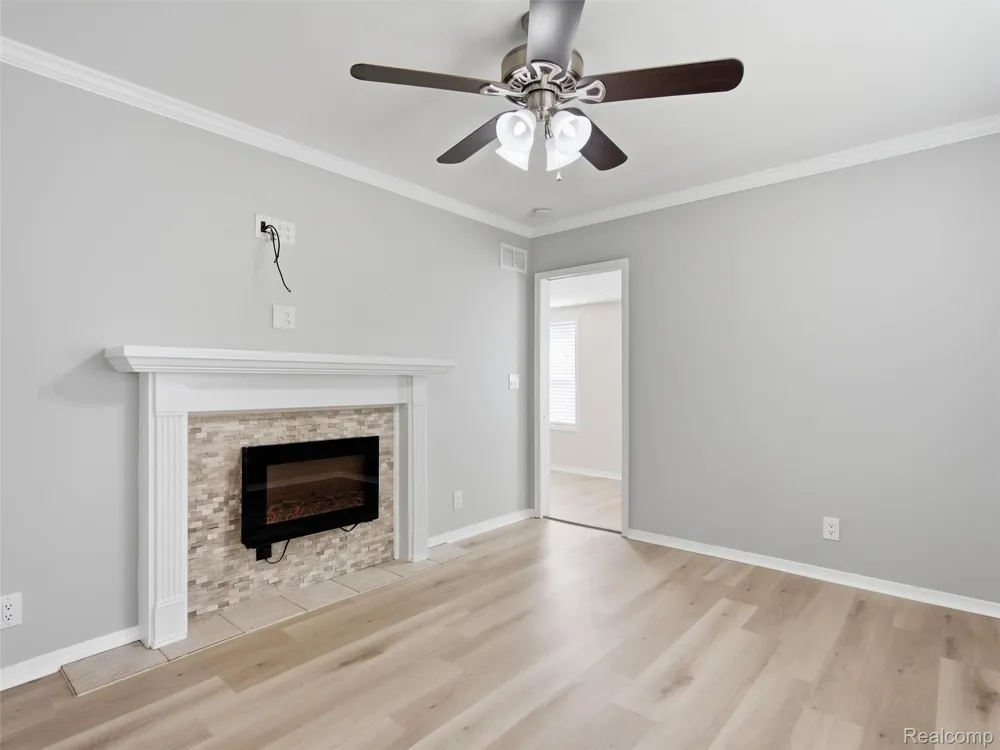 84 W End Avenue Waterford Charter Township, MI 48328