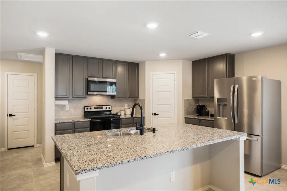 713 Angus Drive Seguin, TX 78155