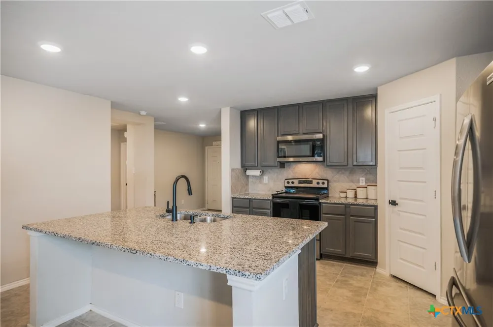 713 Angus Drive Seguin, TX 78155