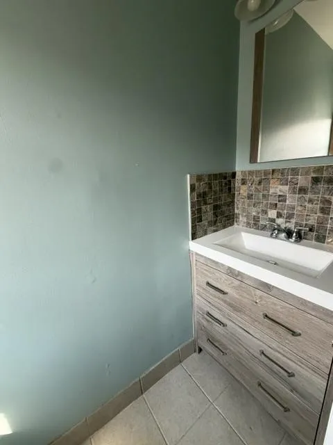 17 ACORN DR Secaucus, NJ 07094