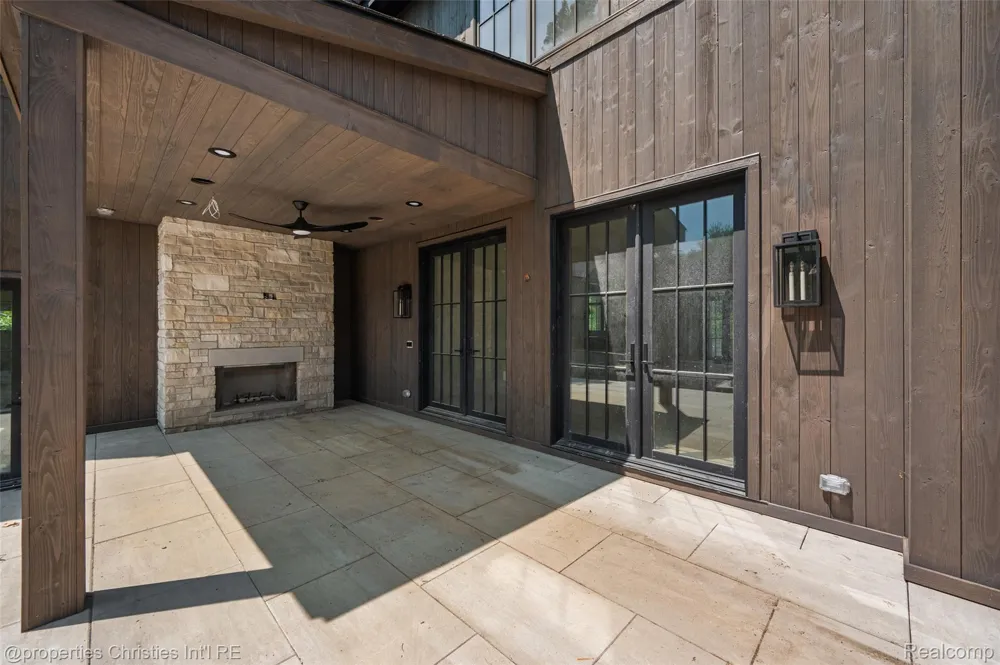 592 LAKESIDE DR Birmingham City, MI 48009