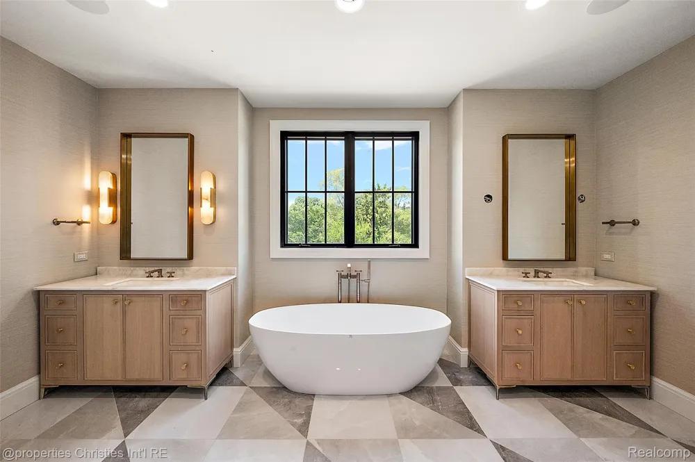 592 LAKESIDE DR Birmingham City, MI 48009