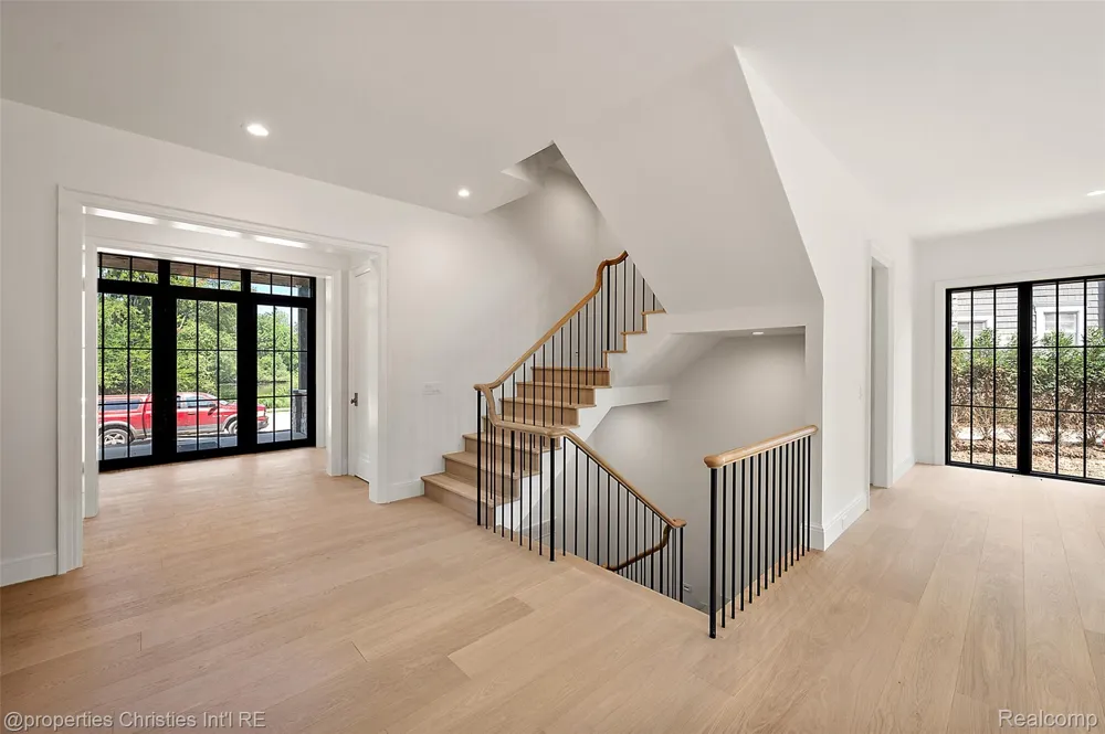 592 LAKESIDE DR Birmingham City, MI 48009
