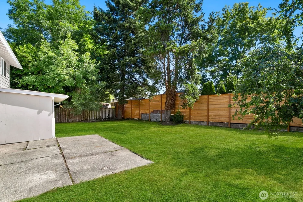 25926 13th Place S Des Moines, WA 98198
