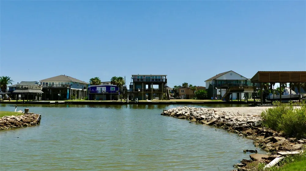 58 Lakeside Drive Hitchcock, TX 77563