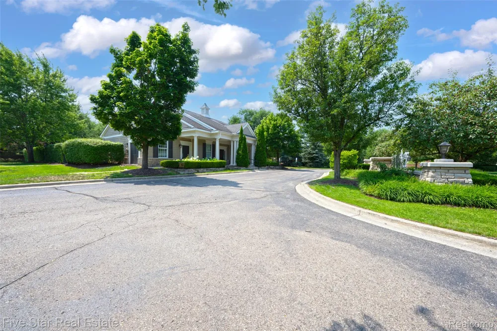1750 Cheshire Lane Commerce Charter Township, MI 48382