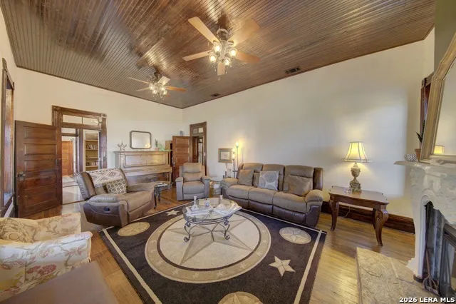 405 W Avenue E Alpine, TX 79830