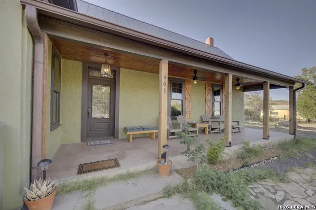 405 W Avenue E Alpine, TX 79830