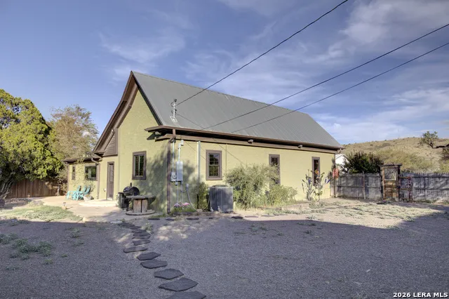 405 W Avenue E Alpine, TX 79830