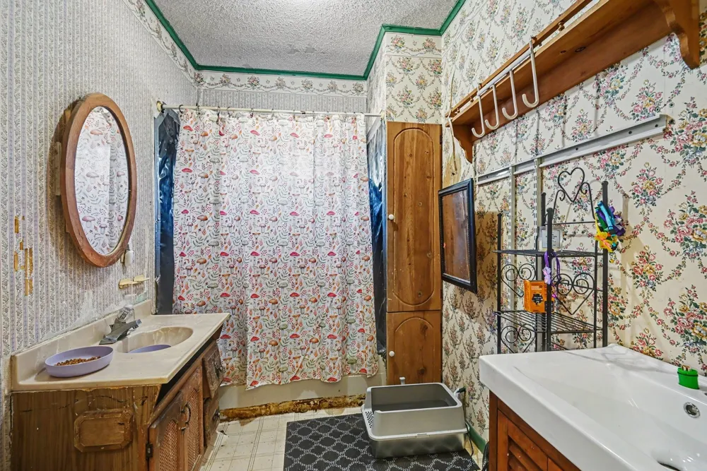 1060 County Road 4360 Decatur, TX 76234