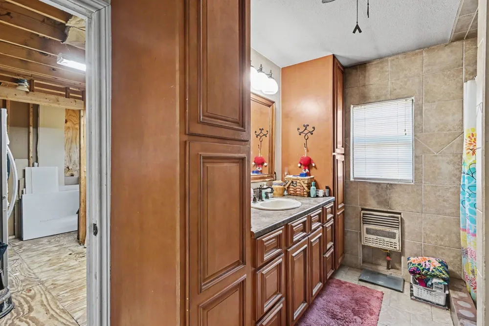 1060 County Road 4360 Decatur, TX 76234