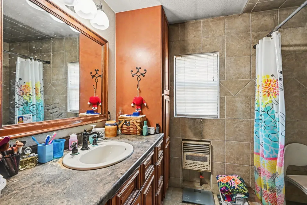 1060 County Road 4360 Decatur, TX 76234