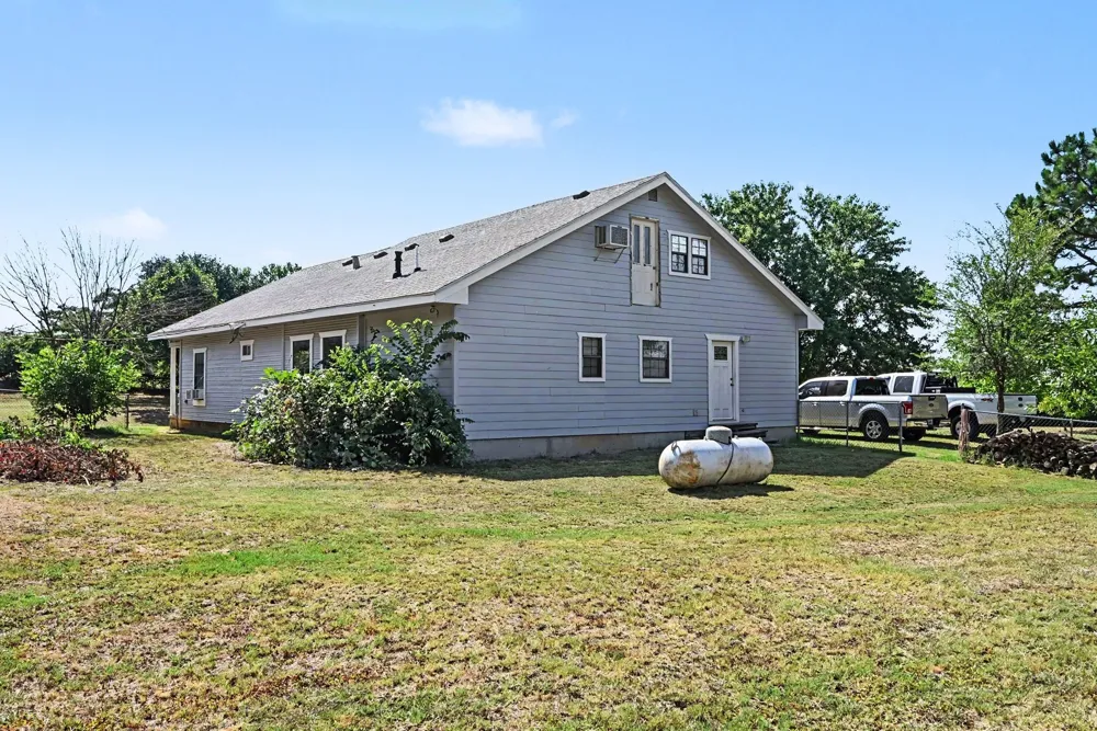 1060 County Road 4360 Decatur, TX 76234
