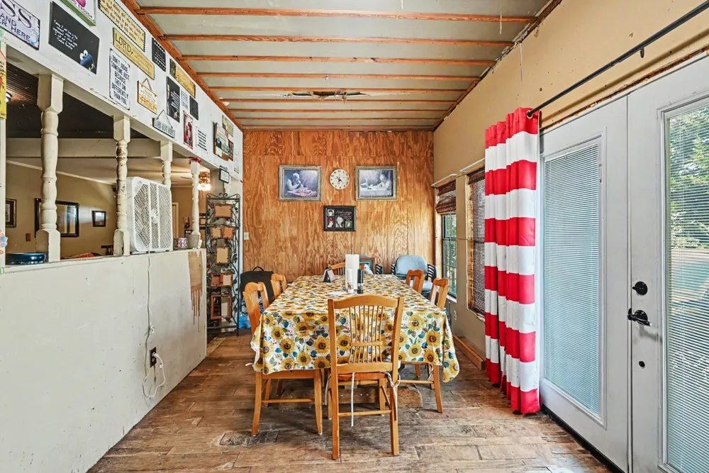 1060 County Road 4360 Decatur, TX 76234