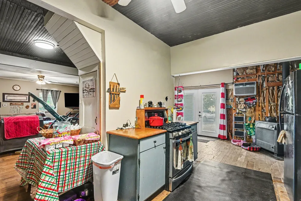 1060 County Road 4360 Decatur, TX 76234