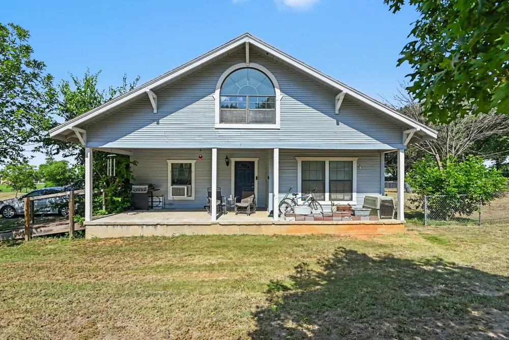 1060 County Road 4360 Decatur, TX 76234