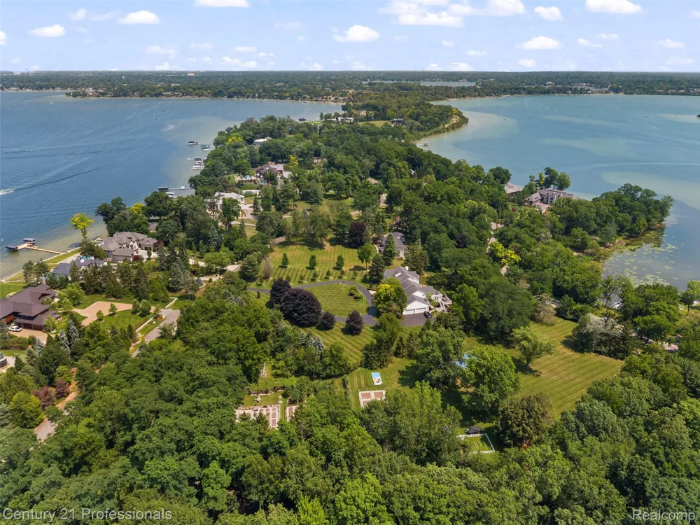 5135 Virgie Lane West Bloomfield Charter Township, MI 48324