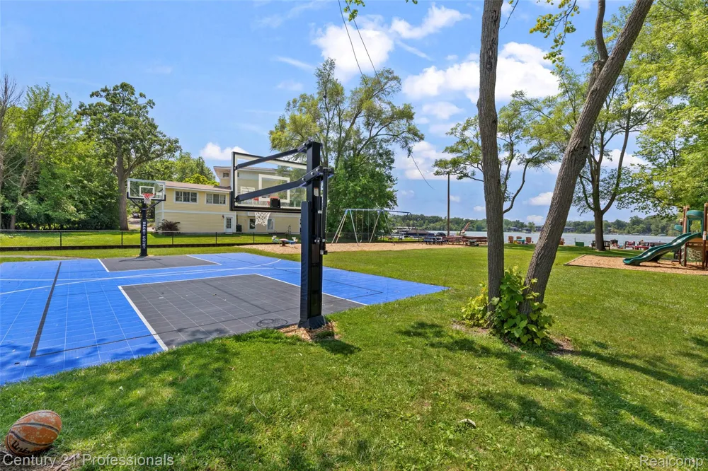 5135 Virgie Lane West Bloomfield Charter Township, MI 48324