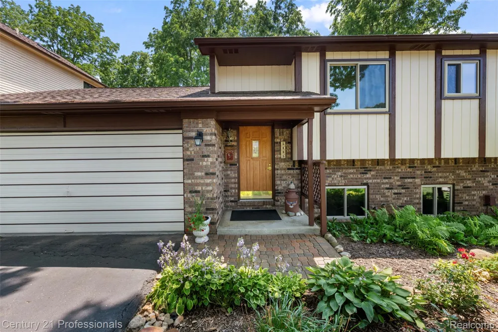 5135 Virgie Lane West Bloomfield Charter Township, MI 48324