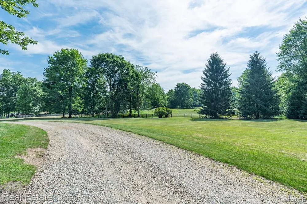 2691 Fox Cove Addison Township, MI 48370
