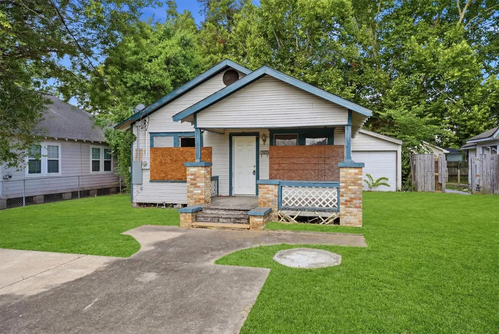 202 S Magnolia Street Highlands, TX 77562