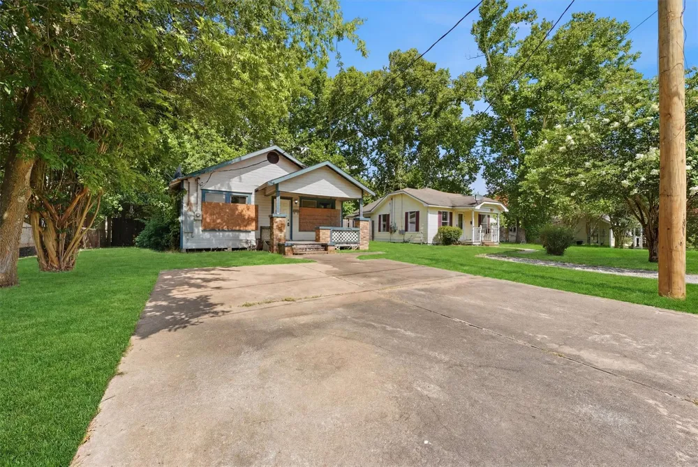 202 S Magnolia Street Highlands, TX 77562
