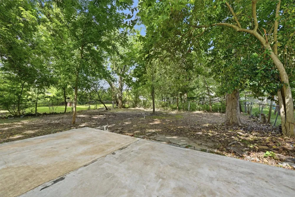 202 S Magnolia Street Highlands, TX 77562