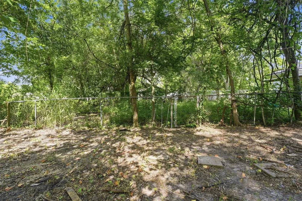 202 S Magnolia Street Highlands, TX 77562