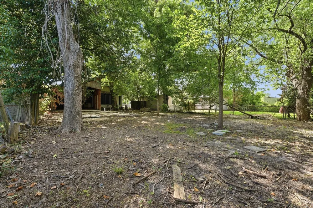 202 S Magnolia Street Highlands, TX 77562