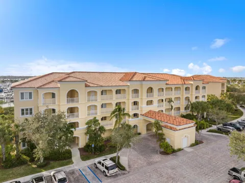 33 Harbour Isle Drive W #201