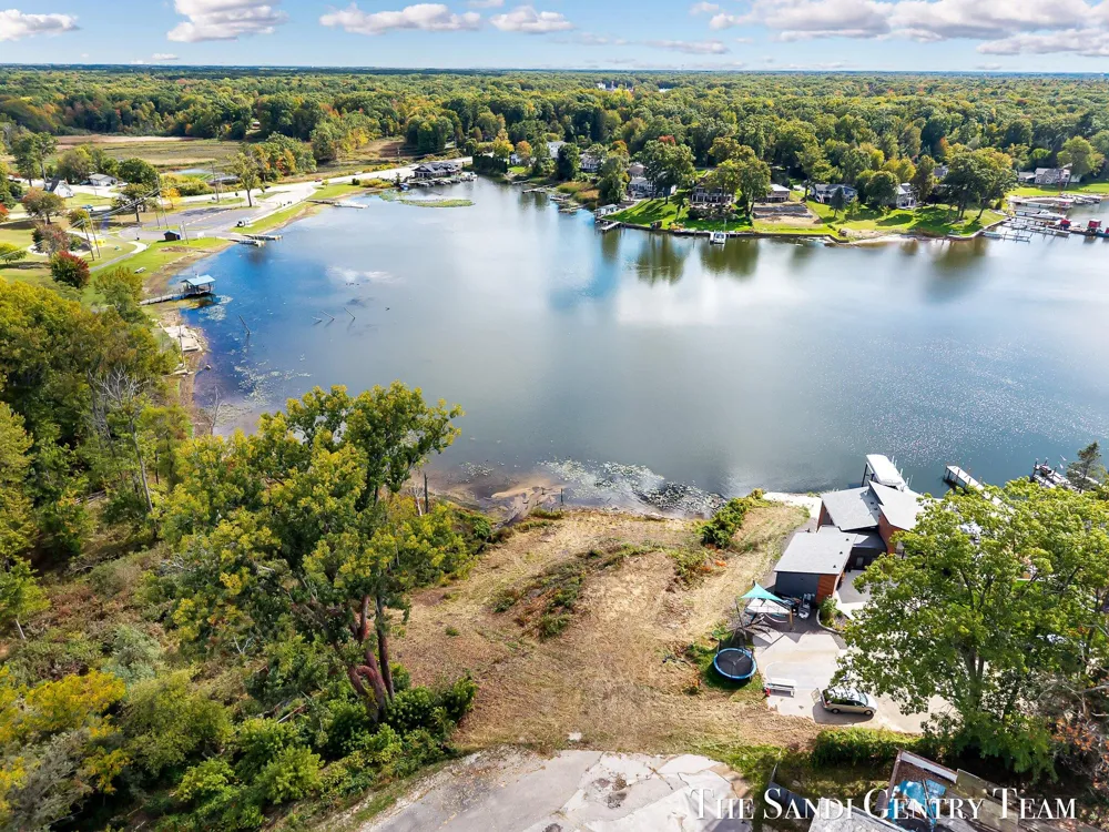 148 Lake Street Fruitport, MI 49415