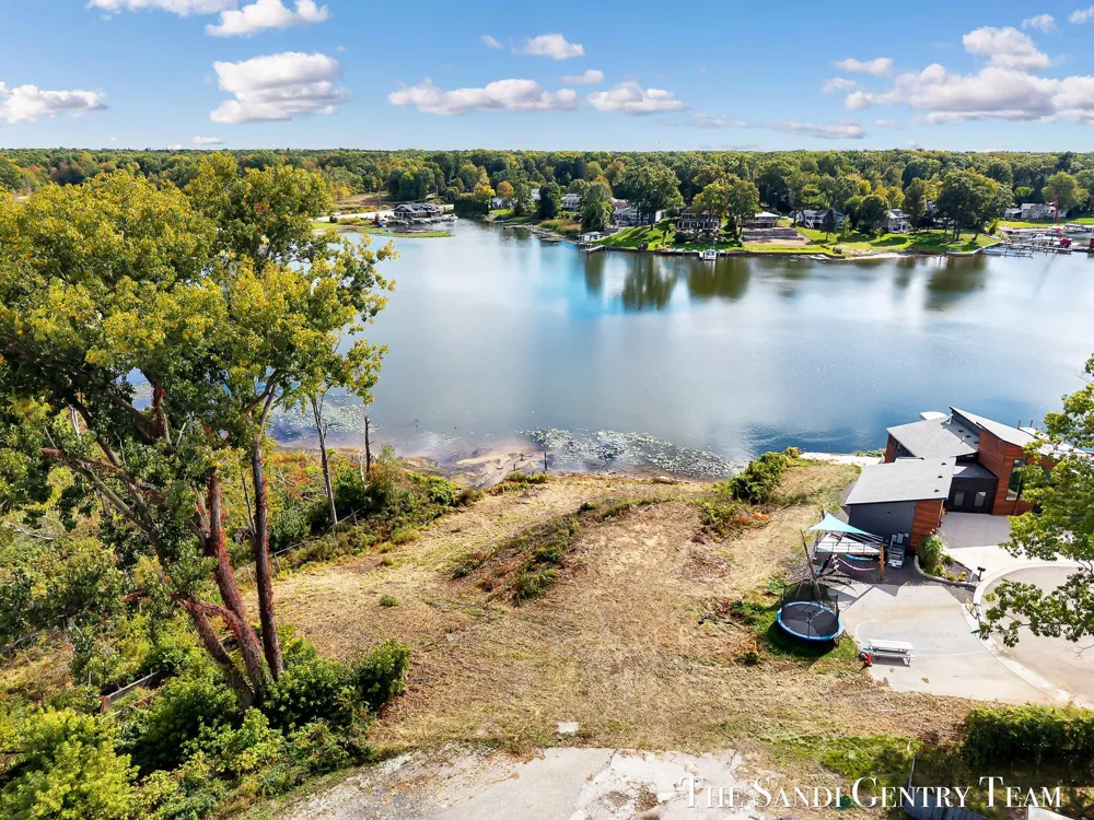 148 Lake Street Fruitport, MI 49415