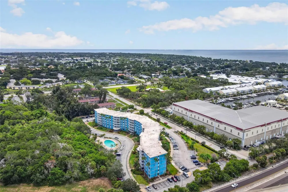3315 58TH AVENUE S #105 St Petersburg, FL 33712