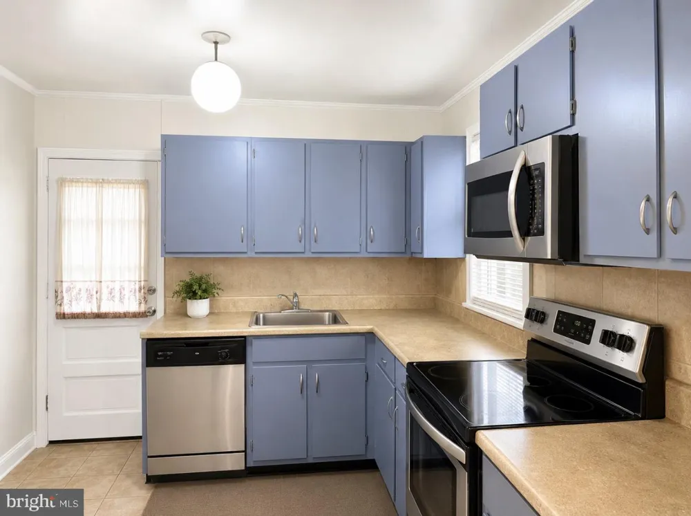 1221 KNORR STREET Philadelphia, PA 19111