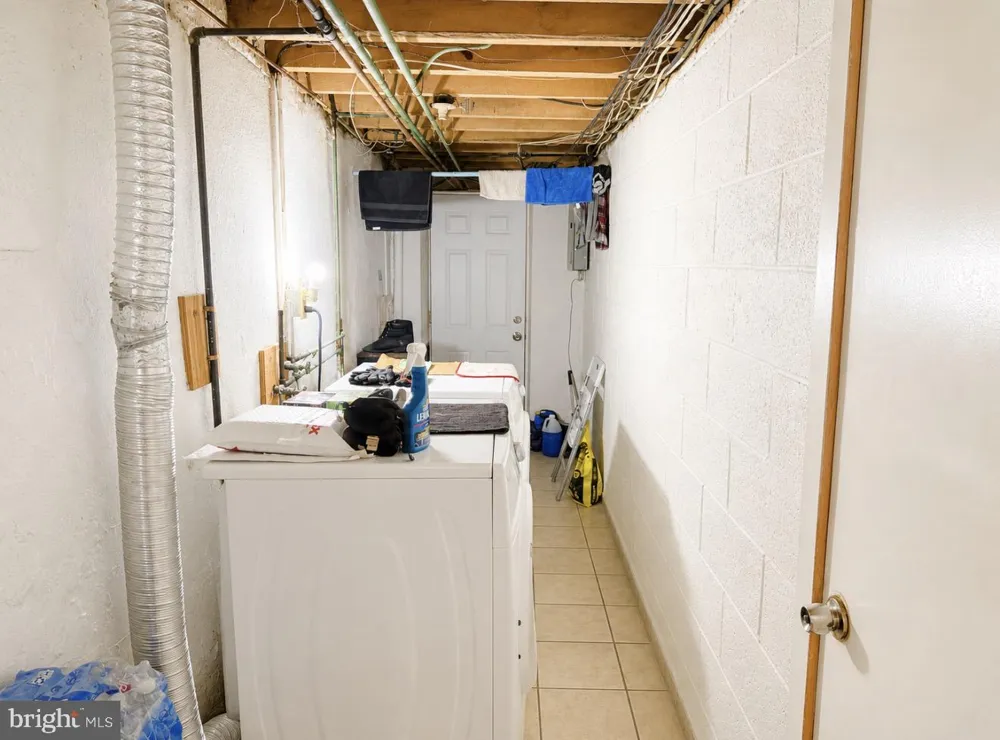 1221 KNORR STREET Philadelphia, PA 19111