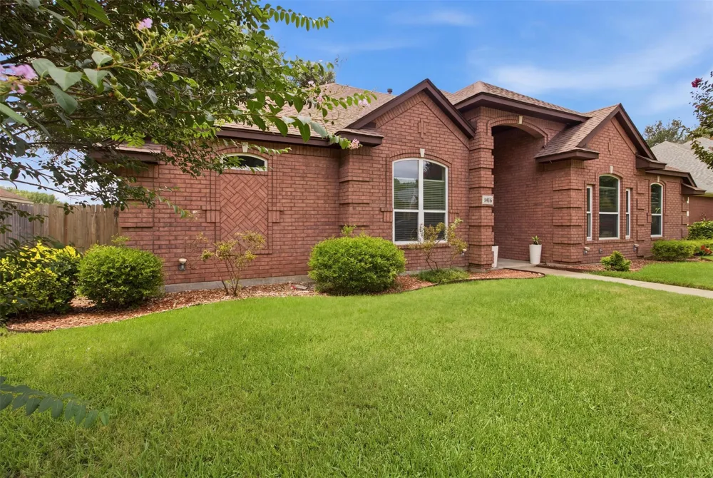1416 Daventry Drive DeSoto, TX 75115